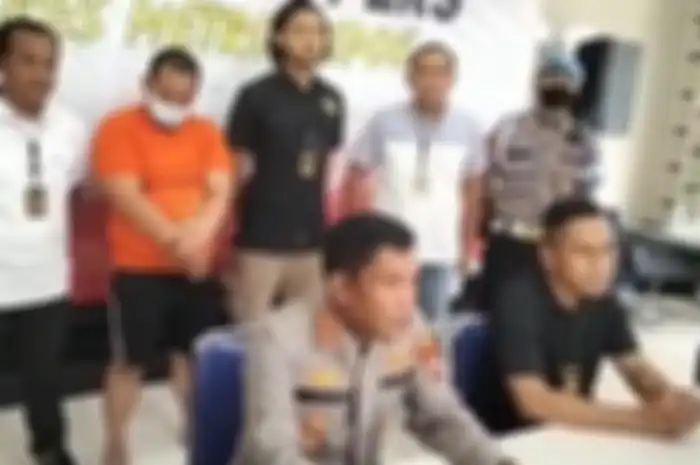 Kapolres Metro Depok Kombes Imran Edwin Siregar menggelar konferensi pers kasus ayah bunuh anak di Mapolrestro Depok, Pancoran Mas, Kota Depok, Rabu (2/11/2022).