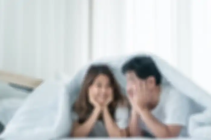 Suami dan istri berhubungan intim.