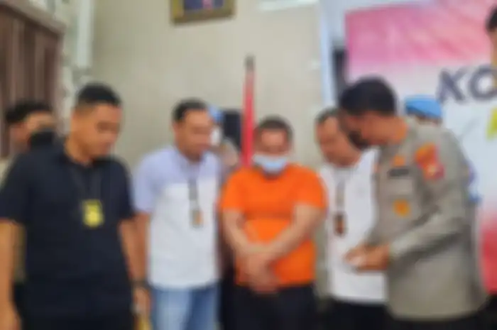 Rizky Noviyandi Achmad, tersangka kasus ayah bunuh anak menangis saat konferensi pers di Atmaji Adhi Wedhana Polres Metro Depok, Rabu (2/11/2022).