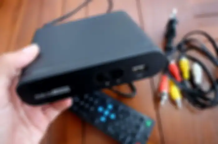 Ilustrasi kasus set top box meledak di Serang dan tanggapan skeptis dari Kominfo.