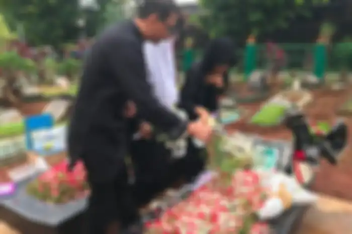(Ilustrasi ziarah) Doddy Sudrajat bersama Mayang ziarah ke makam Vanessa dan Bibi