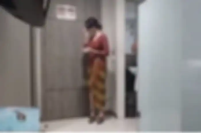 Wanita kebaya merah dalam video asusial berdurasi 16 menit.