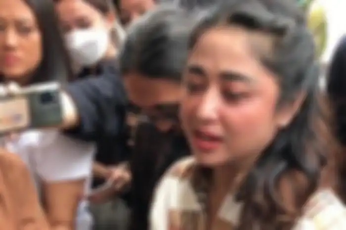 Sosok Dewi Perssik
