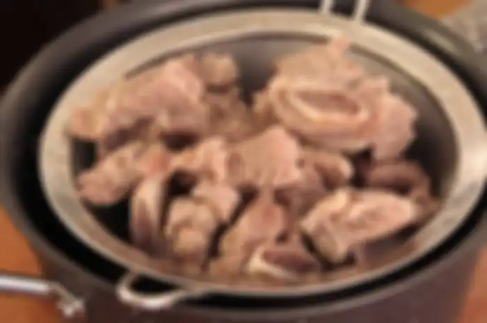Cara merebus daging sapi agar empuk tanpa panci presto dalam waktu 12 menit.