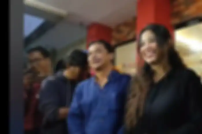 Dewi Perssik bersama Mas Bin di Polres Metro Jakarta Selatan, Senin (7/11/2021).