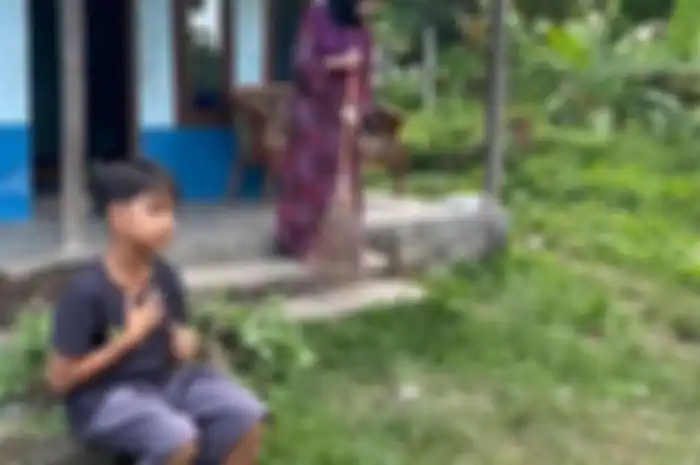 Farel Prayoga di depan rumah sebelum di renovasi