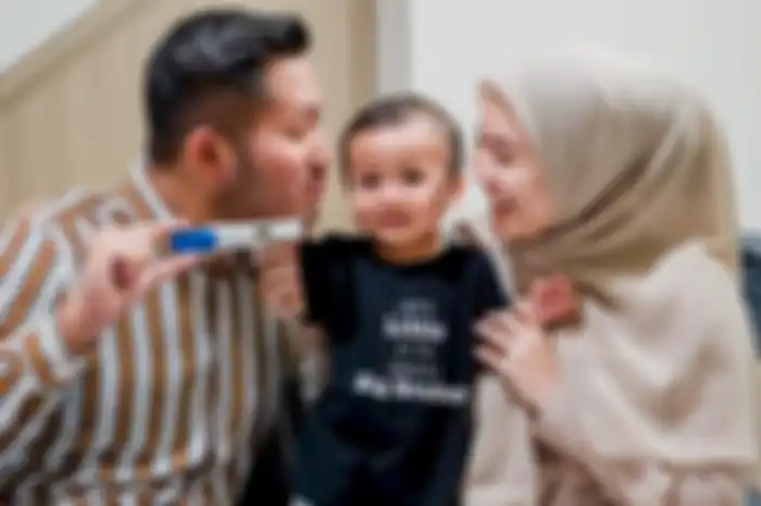 Kesha Ratuliu bersama Adhi Permana dan anak pertamanya. 
