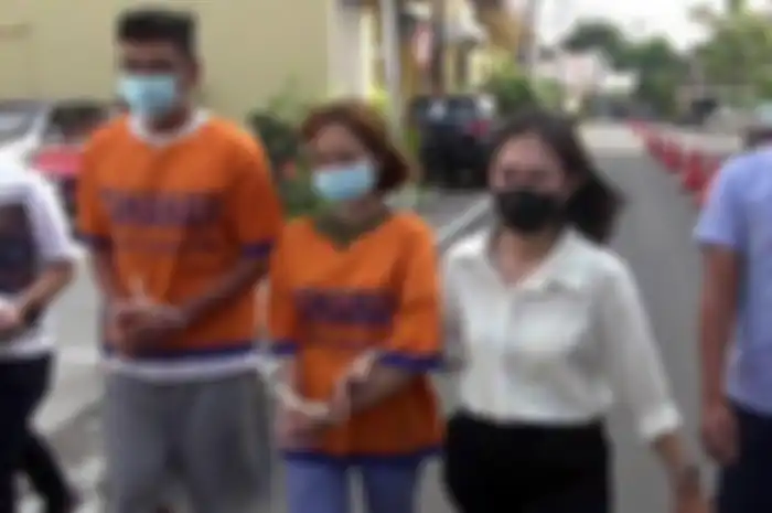 Akhirnya dua pemeran video asusila kebaya merah ditampilkan di Polda Jatim, Selasa (8/11/2022). Keduanya yang berinisial ACS dan AH telah ditetapkan menjadi tersangka dan dijebloskan ke tahanan Mapolda Jatim, Selasa (8/11/2022). 