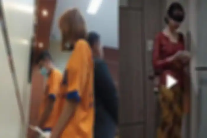 kebaya merah