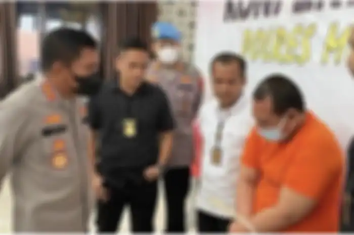 Netizen begitu geram melihat foto sosok ayah yang tega bacok anak sendiri hingga tewas di Depok. Betul-betul keji. 