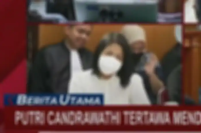 Senyum Putri Candrawathi di persidangan