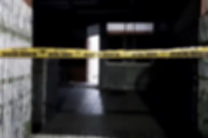 Polisi memasangi garis kuning di pagar rumah keluarga tewas di Kalideres, Jakarta Barat. Adik korban ingat pesan terakhir sang kakak.