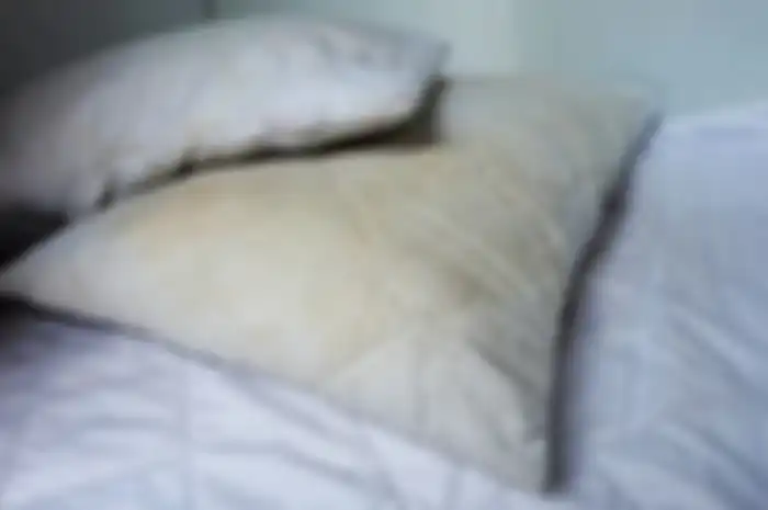 Trik antigagal hempas noda kuning di bantal sangat mudah untuk diikuti kok.