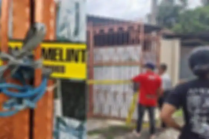 Penampakan rumah satu keluarga yang ditemukan tewas membusuk di Perumahan Citra Garden 1 Extension, Kalideres, Jakarta Barat, pada Jumat (11/11/202).) Kapolres Metro Jakarta Barat, Kombes Pasma Royce mengatakan satu keluarga yang ditemukan membusuk tidak meninggal dunia dalam waktu bersamaan. 