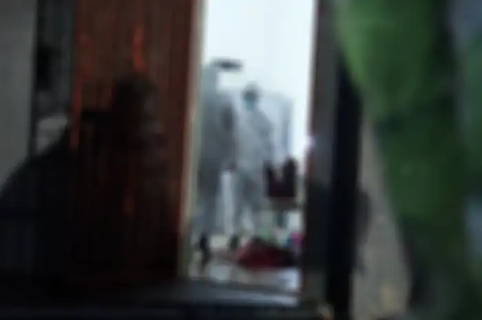 Petugas PMI mendisinfektan rumah yang menjadi lokasi ditemukannya 4 orang meninggal dunia dalam keadaan membusuk, di Citra Garden, Kalideres, Jakarta Barat, Sabtu (12/11/2022).