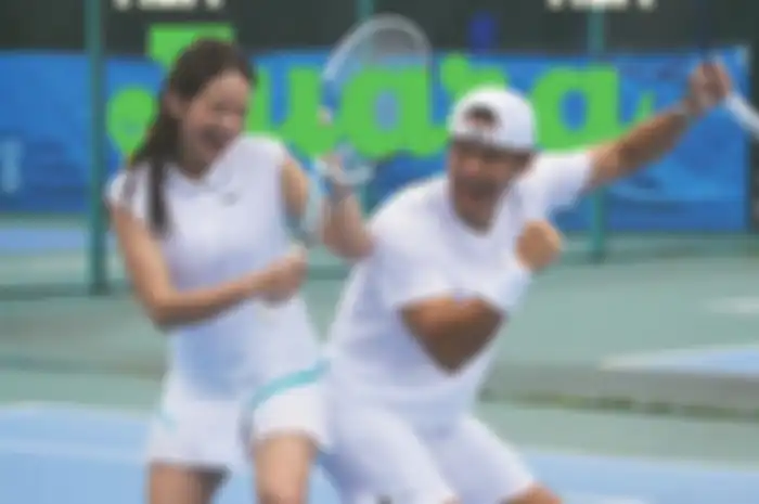 Kemenangan Enzy Storia dan Dion Wiyoko atas Wulan Guritno dan Gading Marten dalam pertandingan Tiba-Tiba Tenis