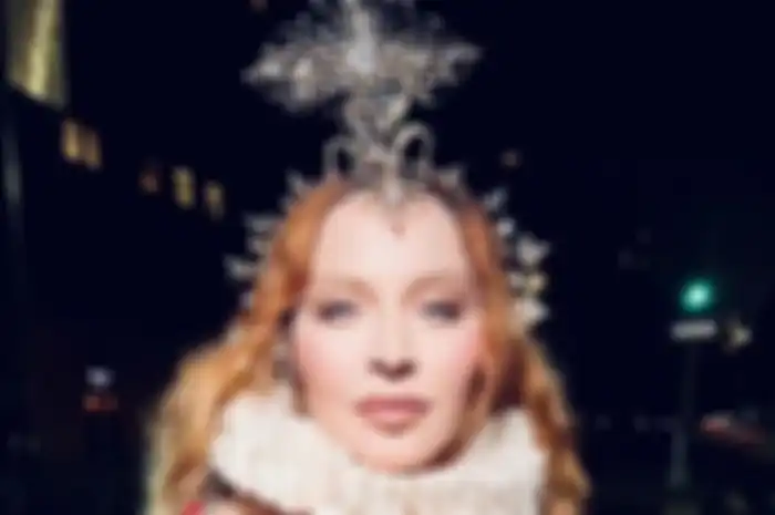 Madonna mengenakan headpiece karya desainer aksesori Indonesia Rinaldy Yunardi.