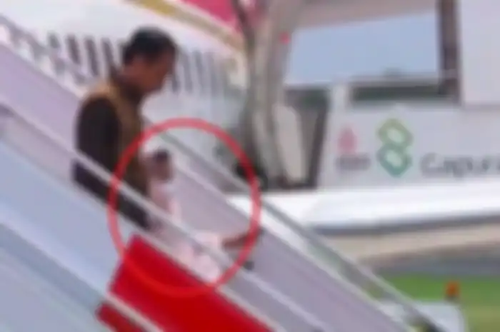 Ibu Negara, Iriana Joko Widodo terpeleset di anak tangga pesawat kepresidenan 