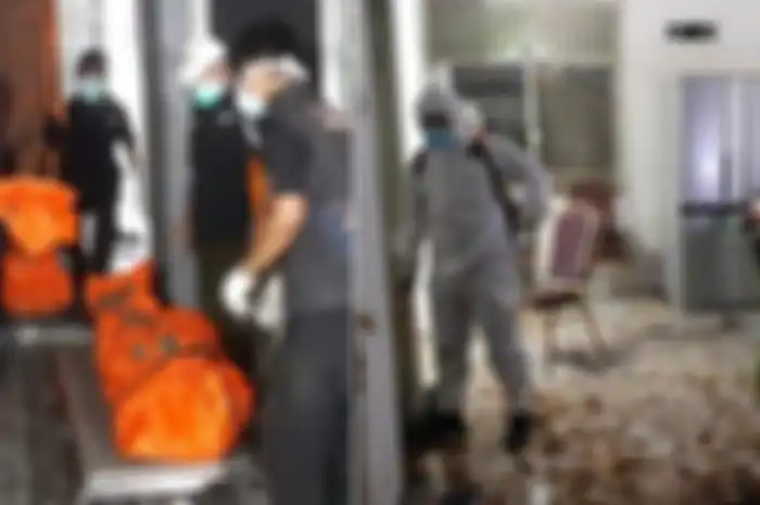 Petugas PMI dan kepolisian menyemprot disinfektan dan menabur kopi di beberapa sudut rumah tempat penemuan satu keluarga tewas di Kalideres, tepatnya di Perumahan Citra Garden I, Jakarta Barat disemprot cairan disinfektan pada Sabtu (12/11/2022) malam. 