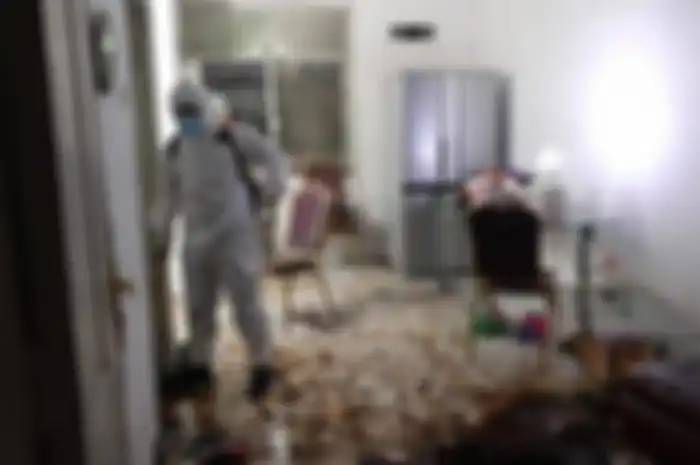 Penampakan isi rumah satu keluarga tewas di perumahan Citra Garden, Kalideres. Ada kulkas empat pintu, sofa hingga kasur yang tak diseprai 