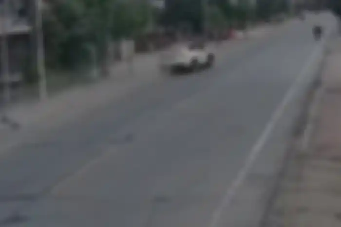 Tangkapan layar kecelakaan mobil Tesla di Tiongkok yang tewaskan dua warga, Sabtu (5/11).