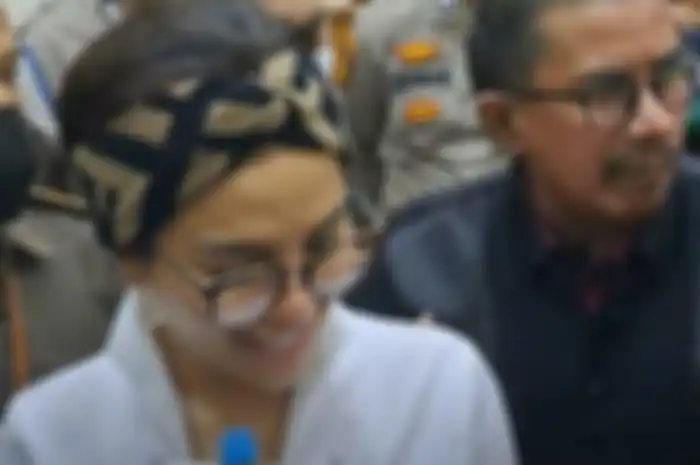 Nikita Mirzani tertawa saat Jaksa Penuntut Umum (JPU) membacakan dakwaan