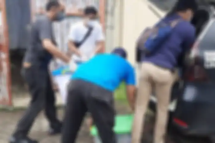 FOTO Polisi membawa sejumlah boks berisi kertas-kertas usai melakukan olah tempat kejadian perkara (TKP) satu keluarga yang tewas di dalam sebuah rumah di Citra Garden 1, Kalideres, Jakarta Barat, Minggu (13/11/2022) siang.