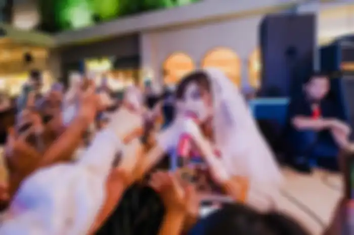 Gaya fashion Widi Vierratale di atas panggung