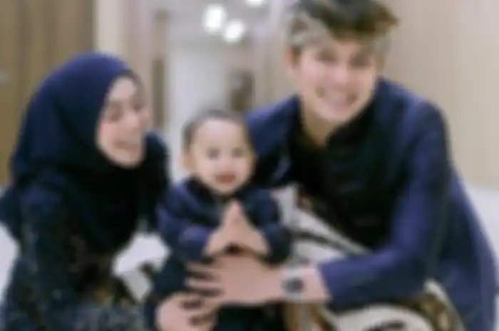 Di pernikahan kakak, Rizky Billar dan Lesti Kejora tampil mesra, seolah keduanya tak bisa dijauhkan. 