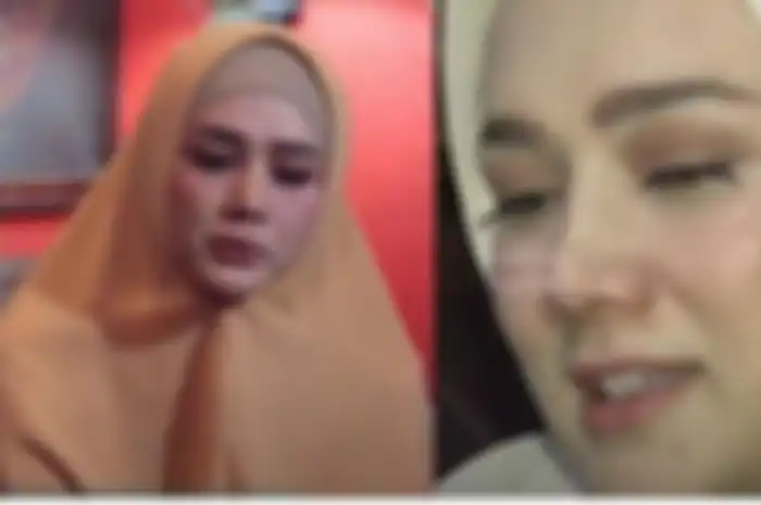 Artis Mulan Jameela menceritakan perjalanan hijrah bersama sang suami, Ahmad Dhani.
