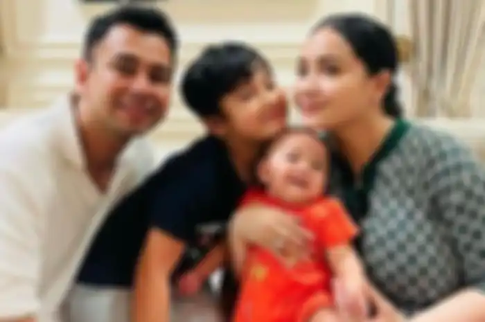 Potret keluarga Raffi Ahmad dan Nagita Slavina bersama Rafathar dan Rayyanza.