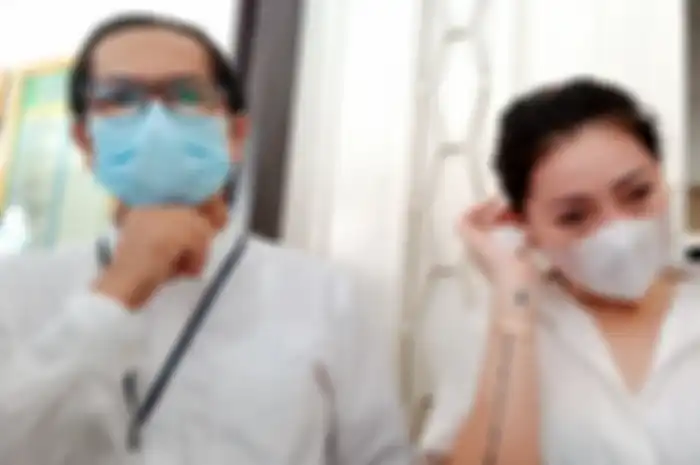 Mata Wendy Walters sembab begitu keluar dari ruang mediasi Pengadilan Negeri (PN) Jakarta Utara.
