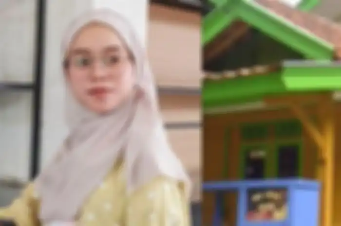 Rumah Lesti Kejora di Cianjur (kanan). Kondisi Rumah Lesti Kejora Viral Jadi Sorotan Setelah Gempa Cianjur. 