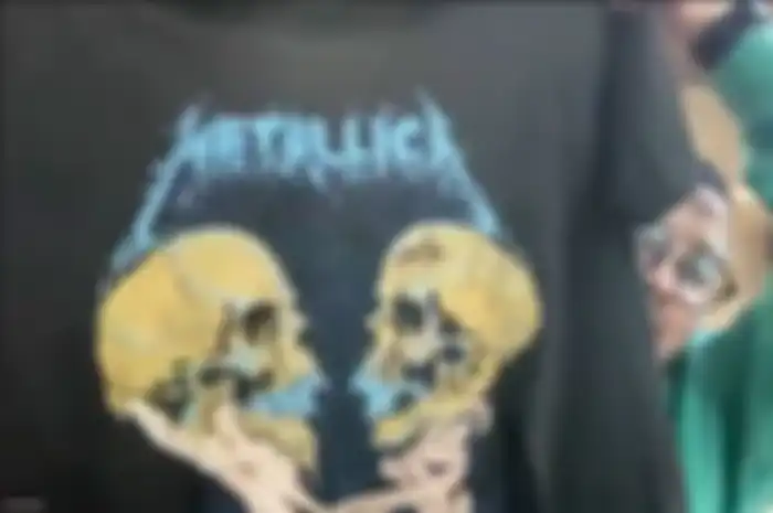 Kaos Metallica produksian HAI yang dibeli oleh Narantara