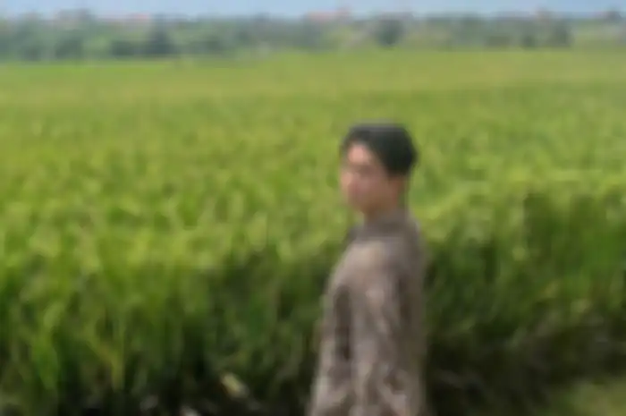 Foto Rich Briandi pinggir sawah