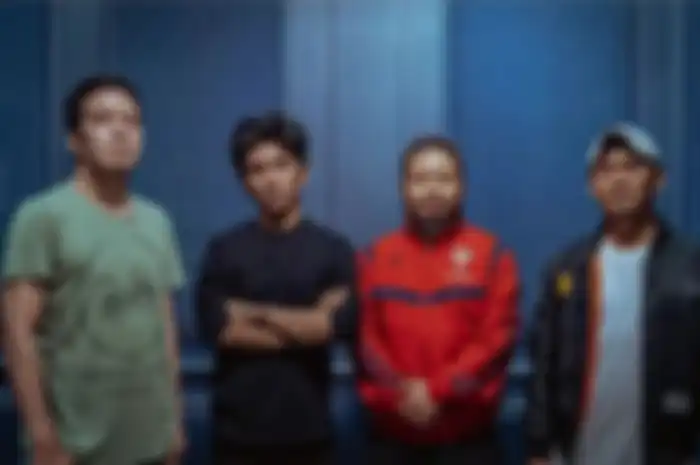 Is kembali ngeband bareng personel Payung Teduh dengan nama Parade Hujan