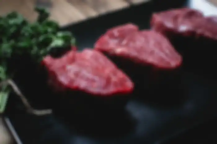 Daging merah mengandung zat besi yang baik untuk anemia.