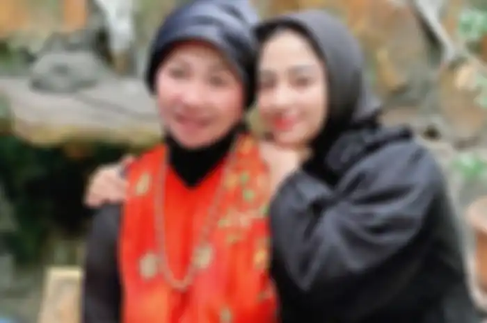 Ibunda Dewi Perssik sakit karena ulah nitizen.