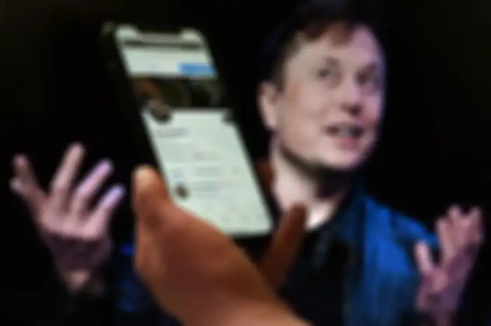 Elon Musk menyatakan peluang untuk bikin handphone sendiri.