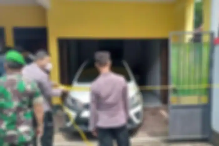 Rumah satu keluarga tewas ketika dipasangi garis polisi saat olah TKP di Dusun Prajenan, Desa Mertoyudan, Kabupaten Magelang, Senin (28/11/2022) 