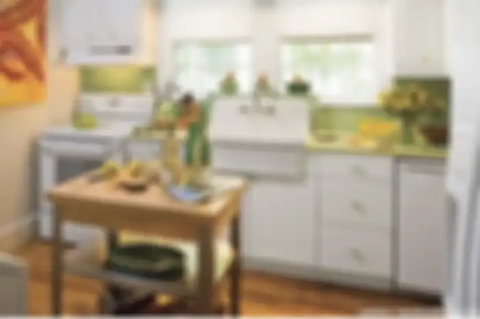 Pemilik rumah mencuri perhatian lewat foto dapur mungil yang kian cantik. Pilihan model elemen dekorasi pemicunya.