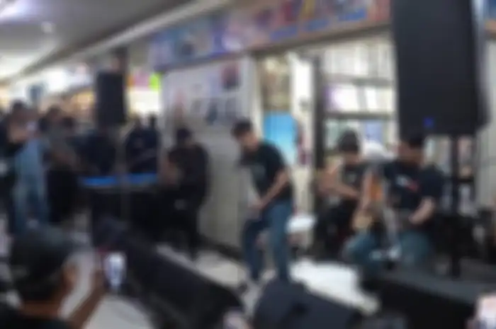 Ari Lasso saat ngamen di Blok M Square