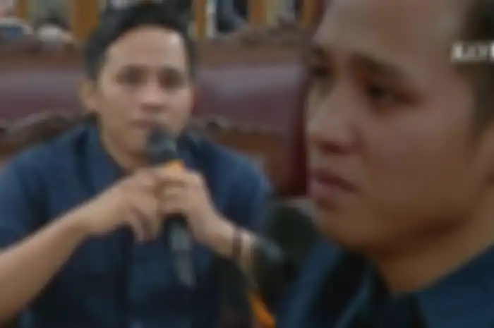 Terdakwa pembunuhan berencana Brigadir J, Bharada E menangis saat memberikan kesaksian di persidangan, Rabu (30/11/2022).