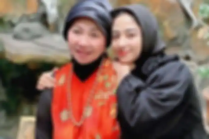 Dewi Perssik dan Sri Muna