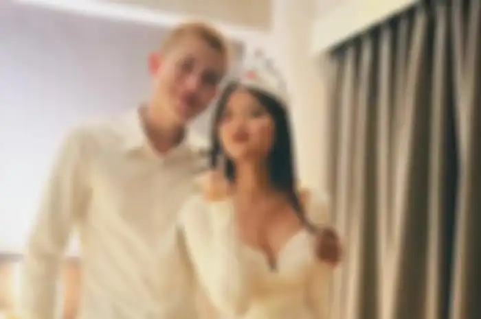 Julian Jacob melamar Mirriam Eka yang merupakan sahabat Brisia Jodie, melansir Instagram @mariaeka_, Kamis (1/12/2022). 