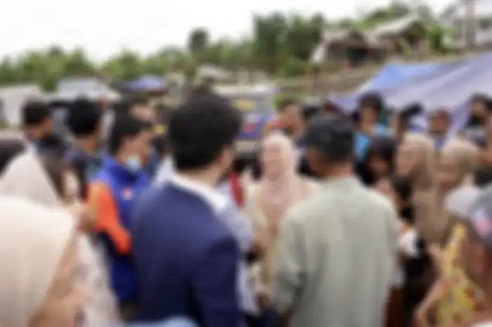 Senyum Lesti Kejora merekah di lokasi gempa Cianjur saat ditemani sahabat Raffi Ahmad. Foto Rizky Billar disorot.