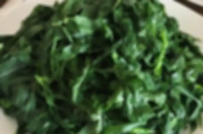 Ilustrasi tips hidup cara memasak daun singkong ala rumah makan padang