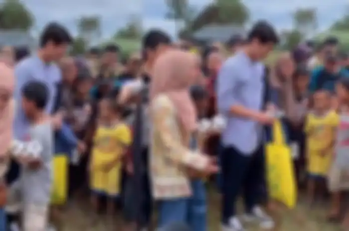 Sosok Lesti Kejora dan Rizky Billar saat bersama korban gempa cianjur.