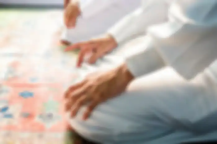 Berperan sama mengajarkan salat, salah satunya memberi contoh