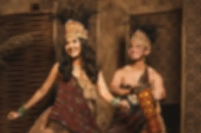 Erina Gudono dan Kaesang Pangarep dalam balutan busana adat Papua 